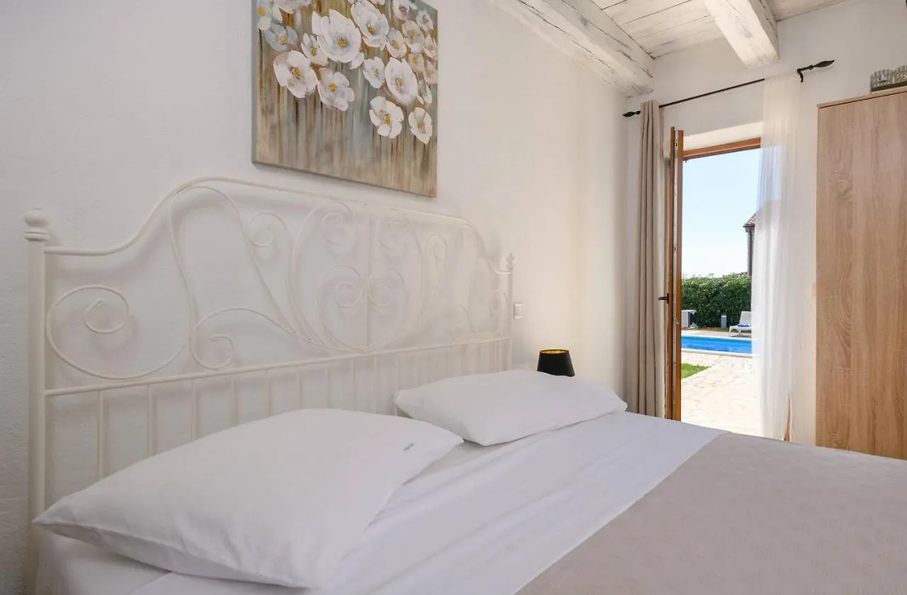 Paradis Villa Stone Queen With Heated Pool Butkovici  0*, Butkovici (Istria)